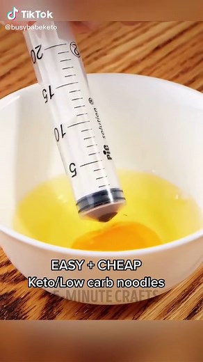 We love this hack from 5 Minute Crafts 🥚🍝 #nowlookatthis #foodontiktok #ketorecipes #ketotips #lifehack #eggs