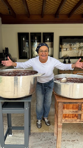 Eleni Moreti Da Silva Ribeiro on Instagram: "Panelão de Feijoada 10 kg pé de porco; 8,5 kg pele de porco; 06 kg carne seca; 11 kg feijão preto; 05 kg calabresa; 09 kg linguiça suína; 1,5 kg bacon; 400 gramas alho; 1,5 kg calabresa apimentada seca; 10 folhas de louro; 01 colher (sopa) pimenta do reino; 01 colher (sopa) pimenta do cumari; Sal à gosto; 02 maços cheiro verde; Rende aproximadamente 70 kg #receitas #amo #amocozinhar #deliciasdaeleni"