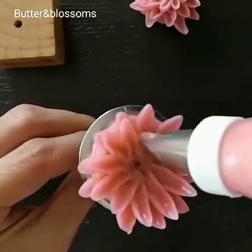 How to make buttercream flower "Dahlia", by Butter&blossoms.