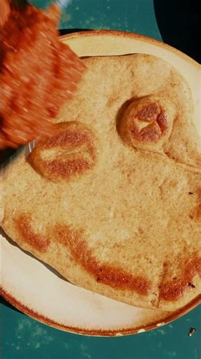Hjemmelavede fladbrød med halloumikebab, stegt grønt og tomatcreme