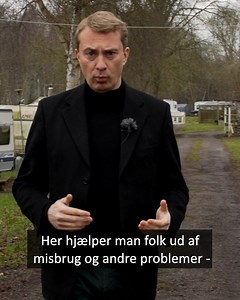 DER ER NOGET GALT I DANMARK! Uret tikker for Corona Camping. På onsdag skal beboerne være ude - ellers vil Køge Kommune melde dem til politiet og potentielt få dem smidt ud på røv og albuer. Uden at de har andre steder at tage hen. Derfor var jeg forleden atter på visit hos forbi de gode mennesker på Corona Camping. De fortjener at blive hørt, de fortjener at blive lyttet til - og de fortjener, at politikerne tager sig sammen og finder en løsning i stedet for blot at tromle hen over dem. De har 