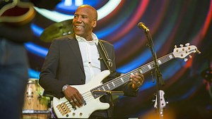 Watch Nathan East play a virtuosic Sir Duke... while having a conversation with Stevie Wonder