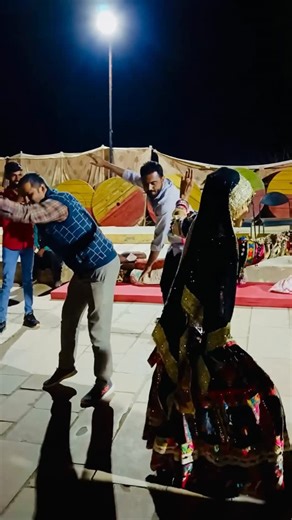 Rakesh kalbi home cook on Instagram: "“जैसलमेर रा धोरा...” “रात रो टैम और ओ गानो...” (भंडारा में नाचे म्हारी बींदणी) “कसम सूं, मजो आग्यो! 😍“जैसलमेर की सुनहरी रेत और लोक संगीत की थाप! जब रात के सन्नाटे में ‘भंडारा में नाचे म्हारी बींदणी’ गूंजा, तो पैर खुद-ब-खुद थिरकने लगे। रेगिस्तान की यादें और ये डांस... दिल जीत लिया!” “जैसलमेर री धोरां वाली धरती और आ रसीली रात! जब डीजे माथे ‘भंडारा में नाचे म्हारी बींदणी’ बाज्यो, तो म्हारो मन मयूर बणग्यो। धोरां में नाचण रो ओ मजो ई अलग है सा!” #Jaisalmer #Rajas