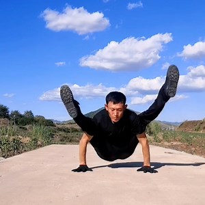 This contortionist still has it, even in his 40s. #FunChina | China Plus Culture
