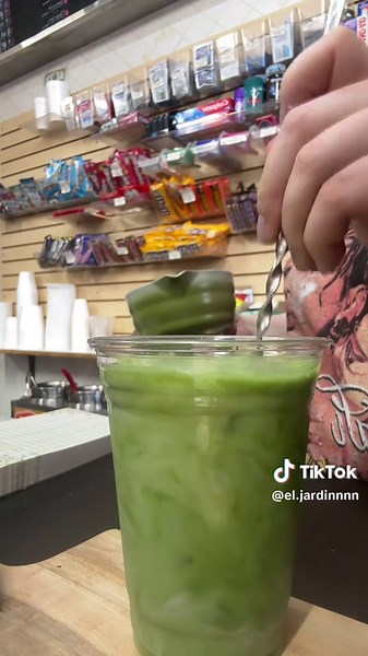 Happy Tuesday Chicago!! A little cold again, however we're still here!! I hope you all finish your week strong!! #chicagomatcha #eljardin