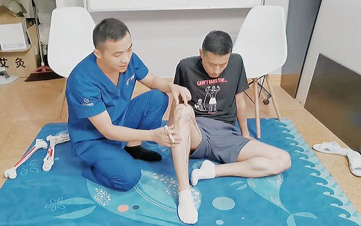 膝关节研磨实验和抽屉试验，以及胫骨旋转和髌骨错位的评估