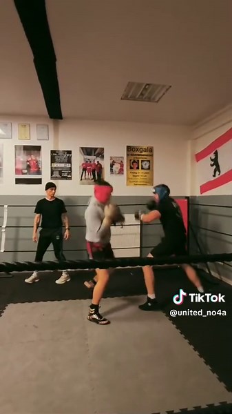 🔥 Sparring Time! 🔥 We had a big session today with some intense sparring! 🥊 Sparring is the perfect way to test your skills, technique, agility, and strength. ⚡️ Respect meets respect. 💪 Power meets power. ⚡ Here I present to you a special match: my 17-year-old son 🧒 vs a 30-year-old man 💪. Not a seasoned boxer, but an experienced athlete – my calisthenics coach! 🤸‍♂️ Watch them push their limits and give it their all! 👊🔥 #sparing #boxing🥊 #respect #ringlife #skills