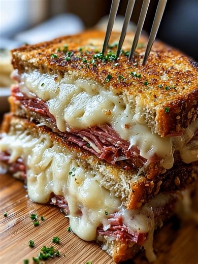 Ultimate Melty Reuben Sandwich Stack A golden, buttery crust hugging layers of corned beef, Swiss cheese, and tangy sauerkraut perfection. Yield: 2 sandwiches | Temp: Medium heat | Time: 15 minutes Key Ingredients First: 8 slices corned beef 4 slices Swiss cheese 4 slices rye bread 2 tbsp butter ................................. Full Recipe in First Cօʍʍеոτ 👇 | Kitchen Pop