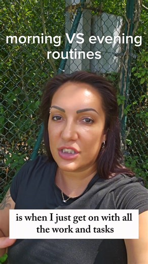 ✨ Morning vs Evening Routines ✨ You don’t need a Pinterest-Perfect morning and evening routine to be productive or well-balanced… You just need one that works with your natural energy rhythms 💗 For me personally: ☀️ Morning = Physical Energy: This is my window for workouts. If I don’t do it first thing, it’s not happening later! 😅 I have total respect for people who can hit the gym after work at 6pm… that’s not me 😂 🧠 Evening = Mental Clarity & Creativity: Mornings? I’m indecisive and easily