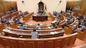 2.7K views · 302 reactions | A tous bannes habitants de Vallée Pitot ki éligible pou cash MRA. D'ici la fin de la semaine MRA pou commence accepté zotte nouveau applications à travers ene forme application lor so site internet. Ministre des finances fine promette ça moi au parlement. Passez le message svp pou ki bannes habitants de Vallée Pitot au courant. Merci et meilleurs voeux! | Osman Mahomed | Facebook