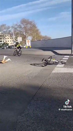 La BRUTAL CAIDA de REMCO EVENEPOEL en la Volta a Cataluña