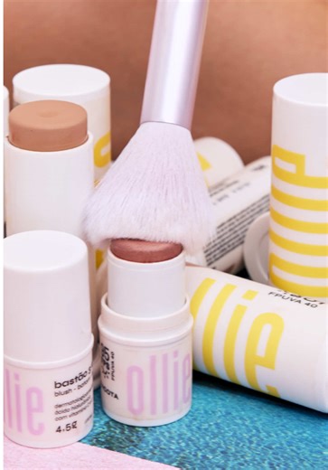 ¿Por qué usar protector solar es tan importante? Ayuda a prevenir el envejecimiento prematuro, las quemaduras de primer grado y la aparición de manchas. Y con tu barrita Ollie, además, tienes una base ligera para todos los días con un extra de hidratación para tu piel 💛 #miollie #rutina #skincareroutine #proteccionsolar #proteccionsolar