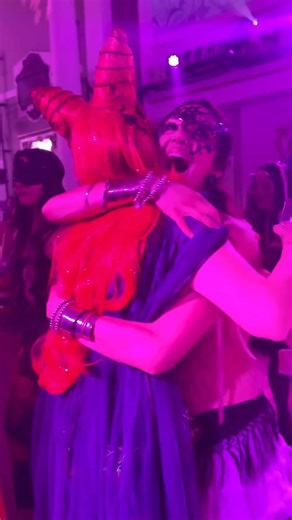 🌿 Get Ready With Me – Poison Ivy Edition 🌿 @the_wigs_and_makeup_manager transforms into Gotham’s most glamorous eco-villain in our Dark Green Velvet Overbust Corset with Plunge Neckline (NS-149) 💚 From lush velvet textures to dramatic leaf detailing, this corset is pure villain couture. Would you dare to go green this Halloween? 🍃✨ #CorsetStory #PoisonIvy #HalloweenCostume #CosplayTransformation #GRWM #CorsetStyle #VelvetCorset #OverbustCorset | Corset Story UK