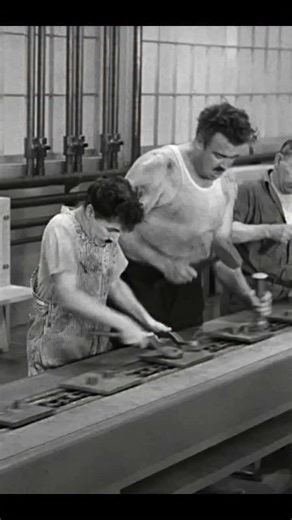 RAMIRO PABLO VALVESON on Instagram: "⚙️ Tiempos Modernos – Cuando la risa desafía a la máquina 🎩 Charles Chaplin, en su icónico papel del vagabundo, se enfrenta en Tiempos Modernos a un enemigo silencioso pero implacable: la mecanización del ser humano. En una de las escenas más memorables del cine, lo vemos atrapado entre engranajes, girando con la máquina, símbolo de una sociedad que convierte al hombre en pieza de producción. 🎬 Esta comedia satírica es también una crítica lúcida al capitali