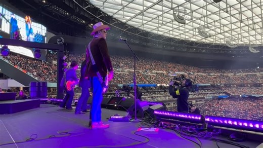 Robert DeLeo on Instagram: "Had an amazing time in Las Vegas playing halftime for the Raiders / Broncos game. We had 9 minutes to do 5 songs and squeezed them into a medley( or as I like to say, a “shmedley”) Plush, Vasoline, Big Empty,Interstate Love Song, Sex Type Thing Thank you to everybody for the great hospitality! #robertdeleo #stonetemplepilots #lasvegas @raiders @allegiantstadium @broncos"