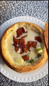 A wonderful, creamy soup with a rich clam flavor. Soup is just one of those things that is soul satisfying. A one pot meal that comes together in very little time. This is one of my go to soups when the cold weather starts. The bread bowl is completely optional but it does make the meal a little more special. #chowder #newenglandclamchowder #soup #easyrecipe #onepotmeal #dinnerideas #recipes | Frannie Loves Food