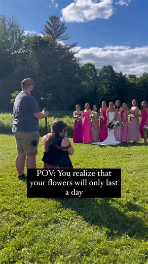 One of my FAVORITE prompts to do with bridal partys. 😍✨ 🌺 💐 If you want a fun way to mix up bridal party shots- this is always one of my favorites. The reactions from everyone as they toss their flowers in the air? Priceless. P.s. I’m also getting a lot of comments that flowers can be preserved- which is 100% true! Most of the time I’ll only have the bridesmaids throw theirs, because 9/10 times they end up getting thrown away at the end of the day. Even after being thrown the flowers are usua