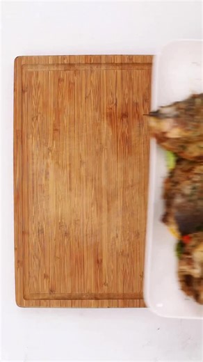 Kilani Latifat Omowunmi on Instagram: "Day 12 Christmas Recipe : Perfectly Grilled Juicy Fish Ingredients • Croaker fish (head removed, cleaned, and scored) ⸻ Seasoning Mix • Salt • Ginger powder • Garlic powder • Onion powder • Old Bay seasoning • Chicken stock cube • Black pepper • Chopped fresh parsley • Vegetable oil • Scotch bonnet pepper (blended or finely chopped) ⸻ Grilled Vegetables • Broccoli • Yellow bell pepper • Green bell pepper • Red bell pepper • Green beans ———————————— “Let us 