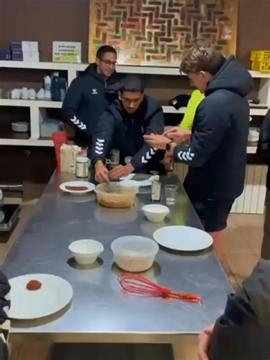 Cooking, learning, and having fun.🧑‍🍳⚽️ Our Academy players joined a cooking workshop with our nutritionist to prepare the perfect pre-game snack.😋🔋 #fyp#sportnutrition#teamwork#foodworkshop #eatwell