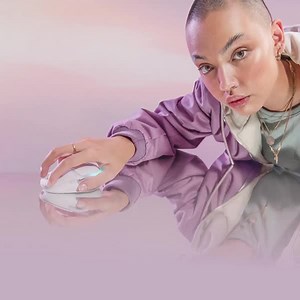 ¡Prepárate para vivir el sueño gamer definitivo con la conexión inalámbrica de Aurora Collection de Logitech G! Sumérgete en la acción con el mouse G705, diseñado para una comodidad extrema y perfecto para manos pequeñas. Nuestro teclado G715 inalámbrico, es compacto y cómodo, con reposamanos y sin sección numérica. Completa el sueño gamer con los headsets G735, con ajuste perfecto para un confort máximo. Además, la tecnología LIGHTSPEED está en toda la colección, así que te mantendrás en la jug