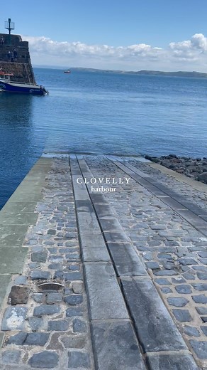 Discover the hidden history of Clovelly harbour! 🌊 Did you know that the metal posts around our picturesque harbour were salvaged from a Spanish galleon after the 1588 Spanish Armada? ⚓️ These ancient relics, now serving as mooring points, tell a tale of resilience and maritime heritage. Explore Clovelly and step back in time to uncover the secrets of the sea! ⚓️ . . . #ClovellyHarbour #Clovelly #Devon #NorthDevon #HarbourHistory #MaritimeHistory #EnglishHeritage #FishingVillage #UKHistory #Vis