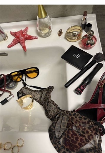 Victoria's Secret Models: Quick Changes on the Runway