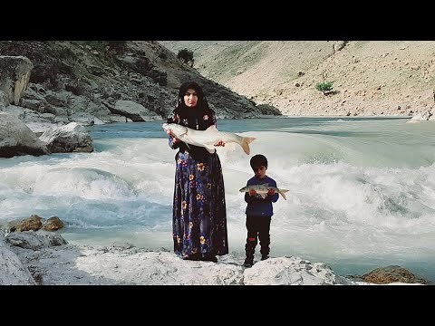 Catching a 7 Kg fish by Nomad Woman using Fishing Hook: Nomads of Iran 2023
