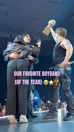 Oh my heart! Tonight’s Boyband Award ceremony (via: &/badomenslh on Twitter/X) 🥹🏆 #GrazIsAStar🕰️ #EASGraz⭐️ #5sos #5secondsofsummer #everyonesastarworldtour @5 Seconds of Summer @thedailysauce @Calum Hood @Ashton irwin @Michael Clifford @user5s0sl1v3