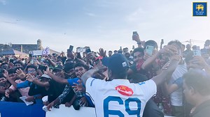 People's champion Angelo Mathews completes his final lap, acknowledging the incredible fan support. Pure class, pure legend! #ThankYouAngelo | Sri Lanka Cricket