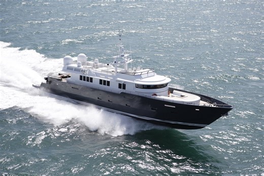 The Ultra-Fast Ermis2 Is an Engineering Masterpiece Disguising as a Family Yacht