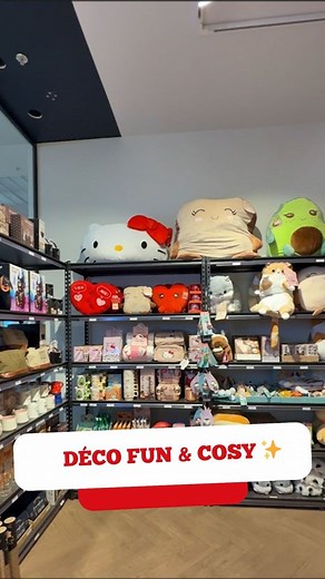 🛋️ La Chaise Longue est arrivée à la Galerie La Valentine ! ✨ La boutique parfaite pour dénicher des objets déco fun, des cadeaux originaux et de quoi créer un intérieur chaleureux pour la saison 🤎 🎁 À retrouver en magasin : • Plaids ultra doux • Chaussons originaux • Bougies & senteurs • Objets design et idées cadeaux... Impossible de ne pas craquer… tout donne envie ! 😍 📍 La Chaise Longue – La Galerie La Valentine | La Galerie La Valentine