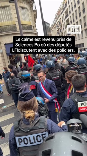 Le calme revient près de Science Po où les députés discutent avec des policiers.