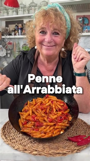 Il nome è tutto un programma, pronti a sudare? 🥵 Ingredienti: Aglio peperoncino prezzemolo olio extravergine sale, pomodori piccadilly ❤️ La cuoca pop della TV 🍝 Il Club delle Cuoche, Bischeri&Bischerate, Capriccio, Prova del Cuoco & Pomeriggio5 🎥: @Atera | Marketing Agency #luisannamesseri #arrabbiata