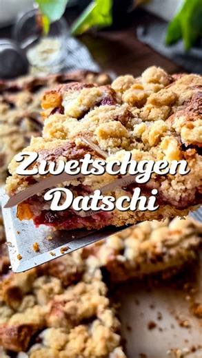 Saftiger Zwetschgendatschi mit Streuseln und Haferflocken / ohne Hefe und Wartezeit Wenn du DEN Spätsommer-Kuchen suchst, dann hast du ihn jetzt gefunden. Definitiv nicht kalorienfrei, dafür buttrig, fruchtig, knusprig und sakrisch guad. STREUSEL 120 g Butter 120 g Zucker 200 g Dinkelmehl 630 1 TL Vanillezucker Zu Streuseln mixen, kalt stellen. TEIG 250 g Butter 250 g Zucker 300 g Dinkelmehl 630 60 g gemahlene Mandeln 2 TL Vanillezucker 1 Pck. Backpulver 5 Eier 1 Prise Salz Alles verrühren und 6