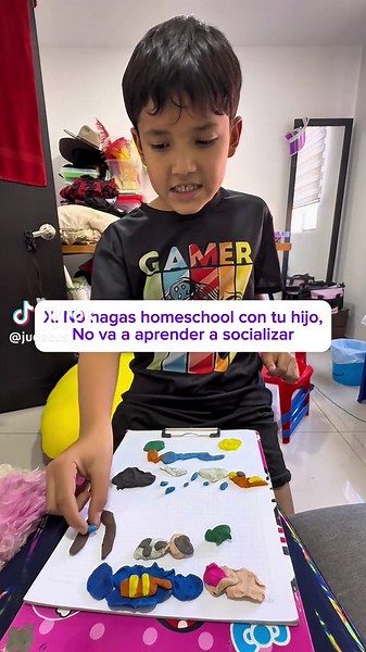 “No metas a tu hijo en homeschool… no va a socializar.” Eso fue lo que más escuché. Pero nadie me explicó por qué socializar obligado con los mismos niños todos los días… era mejor que aprender a conectar con personas diferentes, en lugares distintos, con culturas nuevas. Este video no es teoría. Es mi hijo en Japón y Tailandia, jugando, hablando, riendo… siendo niño. Porque socializar no es estar rodeado de gente. Es saber conectar. Y eso no se enseña por obligación. Se vive. Mi hijo no sociali