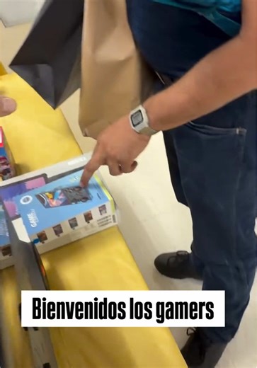 Tenemos consolas R36, R36 Plus, R36 Ultra y J36 con 20,000 juegos. Visitnanos en Santurce o pide el tuyo con envio en nuestra página web en la sección de consolas de juegos: www.jjelectronic.net Que juegos incluyen la J36 y la R36? Las consolas retro J36 (o R36S/H/Plus) no vienen con una lista fija, sino con miles de juegos preinstalados en su tarjeta SD, abarcando sistemas como NES, SNES, N64, PS1, GBA, PSP, Mega Drive, Dreamcast, etc., incluyendo títulos populares como Super Mario Bros., Zelda