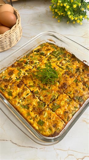 Danis on Instagram: "Bismillah 🥰 Katanya martabak salah satu cemilan yg kalorinya tinggi. Tapi klo martabaknya dibikin kayak gini, jadi less worry ga sih makannya. Karena martabaknya aku panggang pakai @ravelle.official Oven Electric Eleveee 22L * Kapasitas: 22 Liter * Daya Listrik: 400 – 800 Watt, 220V / 50Hz * Warna: Offwhite dengan sentuhan kayu (wooden handle & knobs) * Kontrol: 4 Knobs, pengaturan suhu atas & bawah terpisah * Suhu: Hingga 230°C Martabak Telur Bahan 5 butir telur 1/2 sdt Ga