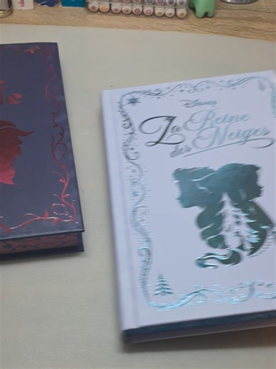 De vrais petits bijoux de sortis. Et oui passionnée de colo mais passionné aussi de lecture 🥰 @Hachette Collections #disney #roman #livre #collection
