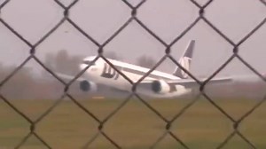 VIDEO LOT Polish Airlines Flight 16 landed on its belly at Warsaw Airport, Poland after suffering a hydraulic system failure. (1-NOV-2011). | Air Disasters