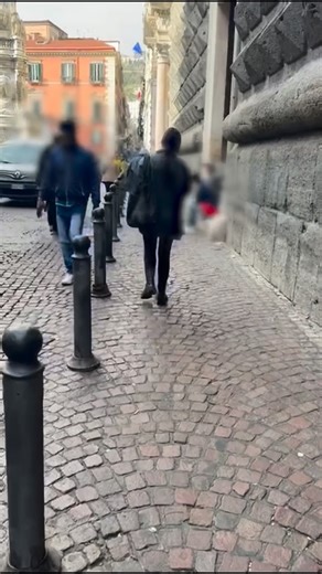 Prima Tivvù - Canale 17 on Instagram: "⛔️ A Piazza del Gesù, nel centro storico di Napoli, collocate le luminarie natalizie tra turisti e curiosi, ma non solo: il degrado tra i senza fissa dimora continua a fare da contraltare alla bellezza del centro storico di Napoli. Tutto questo nell’arco di pochi metri. #napoli #centrostoriconapoli #senzatette #disagio #disagiosociale #povertà"