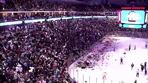 Beim traditionellen "Teddy Bear Toss" werfen die Zuschauer möglichst viele Stofftiere auf das Eis, die später gespendet werden. Die Hershey Bears stellten Anfang Dezember einen neuen Weltrekord auf, allerdings nicht direkt in einer sportlichen Disziplin. Nach dem ersten Tor der US-Eishockeymannschaft flogen Tausende Stofftiere auf das Spielfeld. In kürzester Zeit war ein Großteil der Eisfläche mit Teddybären bedeckt. Das Spiel musste mehrere Minuten lang unterbrochen werden. Mehr als 45.000 Kusc