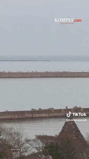 Sejumlah kapal tampak meninggalkan pelabuhan di Hachinohe, Prefektur Aomori, serta pelabuhan di Kuji, Prefektur Iwate, Senin (20/4/2026), setelah munculnya peringatan dini tsunami M 7,4. Menurut Badan Meteorologi Jepang, gempa tersebut berada di kedalaman sekitar 10 kilometer di bawah permukaan laut. Sumber: Associated Press Kreatif: Safira Nurulita Produser: Reza Kurnia Darmawan ` #Jepang #Global #Cut