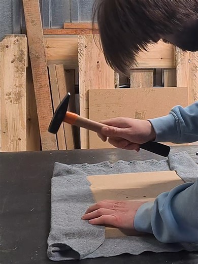 Pierwszy raz używałem dużego zszywacza oraz próbowałem obić cokolwiek #drapakdlakota #diy #szopa