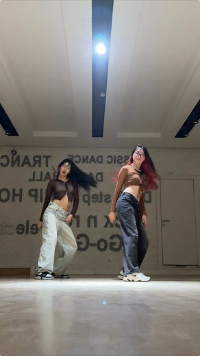 inst: inbliss.dance #mirrored #gold #itzy #dance #cover #kpop #choreography #challenge #trend #midzy #ryujin #yuna #yeji #lia #chaeryeong #fyp @ami @zhurtik @ITZY