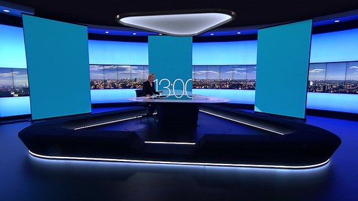 Je hebt het misschien al opgemerkt: onze journaalankers en reporters krijgen vaak op de valreep instructies van een stem in hun oortje. Maar wie is die stem? En wat wordt er gezegd? Annelies Van Herck van VRT NWS geeft meer uitleg. | VRT