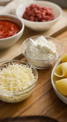 Beef Stuffed Shells with Creamy Ricotta Filling A cozy, comforting pasta bake loaded with rich meat sauce and a creamy ricotta mixture that melts beautifully into every shell. Perfect for family dinners or meal prep! 🍝✨ 🛒 Ingredients For the Jumbo Shells 25–30 jumbo pasta shells Salt for boiling water For the Beef Sauce 2 tbsp olive oil 1 medium onion, finely chopped 3 garlic cloves, minced 450g ground beef 1 tsp salt ½ tsp black pepper 1 tsp Italian seasoning 1 jar (680g) marinara sauce 2 tbs