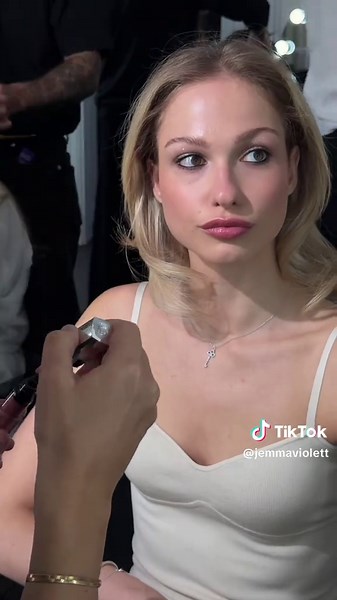 Glamour éblouissant par L’Oréal Paris pour la fashion week