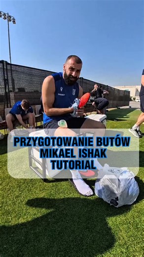 KKS Lech Poznań on Instagram: "Jak przygotować buty do trening? Na tutorial zaprasza @mikaelishak9 👨🏻‍🏫"