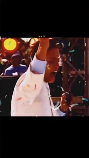 Luis miguel en Los Angeles, California, 1984, interpretando Palabra de honor.