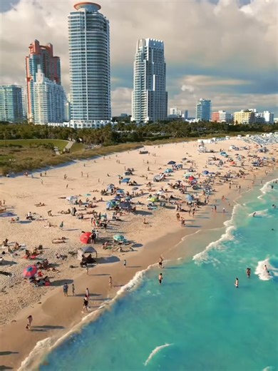 🌴☀️ Miami isn’t just a beach city… it’s a reset with ocean views. Did you know? Miami has more than 250 days of sunshine a year, which helps boost mood, energy, and overall well-being 🌞 And fun fact: walking barefoot on Miami Beach is a natural form of grounding, proven to reduce stress and improve sleep 🌊🧘‍♀️ Here, wellness looks like: 🌅 Sunrise walks by the ocean 🥗 Fresh, vibrant food inspired by Latin culture 🚲 Slow afternoons along palm-lined streets 🌊 Salt air that clears your mind